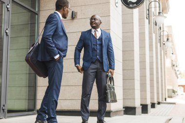 Siyahi Afro-Amerikan iş adamının iki uzun zamandır arkadaşı açık havada buluşuyor.