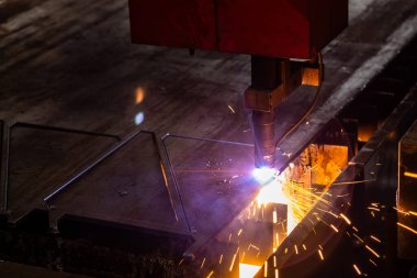 Sanayide plazma kaynaklama ve metal kesme. Fabrikadaki yüksek teknoloji üretim süreçleri
