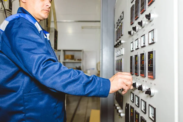 Un trabajador presiona un botón e inicia un proceso de fabricación automática en una fábrica — Foto de Stock