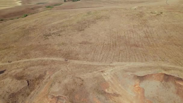 Cross-country bike race. Cyclists compete rides a race against the backdrop of beautiful nature — Stock Video