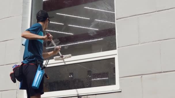 清洁公司的一名专业工作人员用特殊化学品清洗公司的窗户 — 图库视频影像