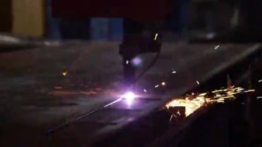Sanayide plazma kaynaklama ve metal kesme. Fabrikadaki yüksek teknoloji üretim süreçleri