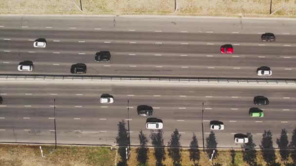 Pohled shora na dálnici. 4K letecké drone natáčení víceproudové silnice s pohybujícími se vozidly. Automobilová doprava ve velkém městě — Stock video