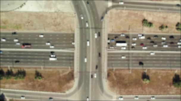 Yukarıdan yol ayrımına bak. Hareket eden araçları ve yol ayrımları olan çok şeritli bir yolun hava aracı görüntüleri. Büyük bir şehirde araba trafiği — Stok video