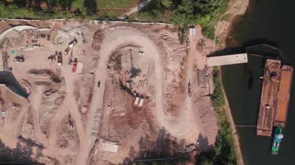 Vista desde una altura hasta el sitio de construcción. Imágenes aéreas de drones de obras de construcción, equipos especiales y trabajadores — Vídeo de stock