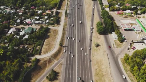 Widok od góry do autostrady. Zdjęcie drona 4K z drogi wielopasmowej z poruszającymi się pojazdami. Ruch samochodowy w dużym mieście — Wideo stockowe