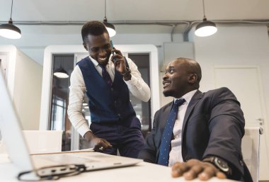 İki Afro-Amerikan iş ortağı ortak bir proje üzerinde birlikte çalışıyorlar. Karşılıklı yardım ve sosyal temasların kurulması