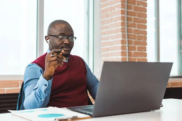 Portrait d'un Afro-Américain au bureau. Homme noir en costume d'affaires travaillant sur un ordinateur portable — Photo