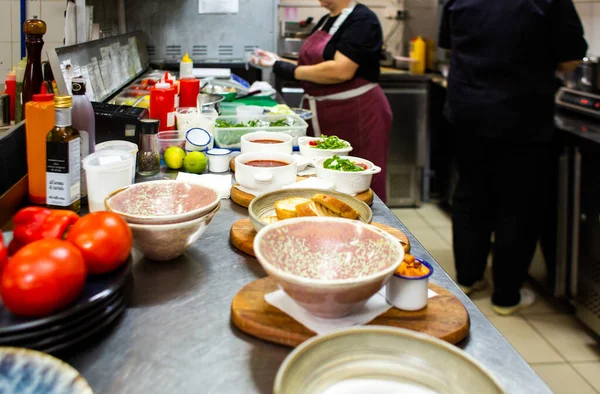 Profesyonel aşçı otelin mutfağında yemek pişiriyor, yemek hazırlıyor.