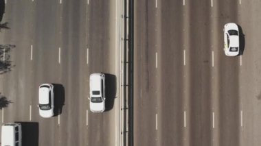 Tepeden otobana bak. 4K hava aracı hareket halindeki araçlarla çok şeritli bir yolda vuruldu. Büyük bir şehirde araba trafiği
