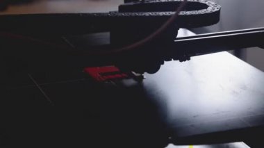 3D yazıcı yakın planda çalışıyor. Yüksek teknoloji, ısıtılmış polimer malzemeli plastik parçaların hızlı basımı. Makine modern bir prototip nesnesi oluşturur.