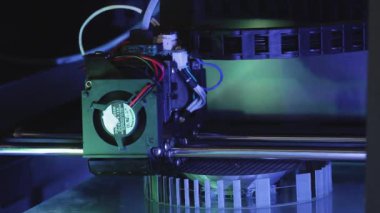 3D yazıcı yakın planda çalışıyor. Yüksek teknoloji, ısıtılmış polimer malzemeli plastik parçaların hızlı basımı. Makine modern bir prototip nesnesi oluşturur