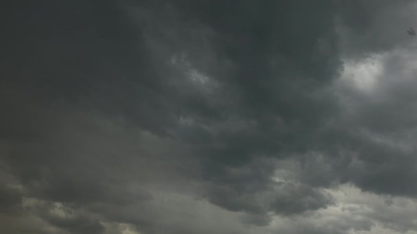 Bouřkové mraky zatáhly oblohu a její déšť — Stock video