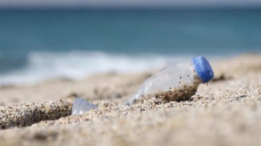 Gezegenin çöp kirliliği. Plaj kumsalında boş plastik şişe. İnsan yaşamının sonuçları.