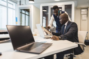 İki Afro-Amerikan iş ortağı ortak bir proje üzerinde birlikte çalışıyorlar. Karşılıklı yardım ve sosyal temasların kurulması