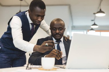 İki Afro-Amerikan iş ortağı ortak bir proje üzerinde birlikte çalışıyorlar. Karşılıklı yardım ve sosyal temasların kurulması