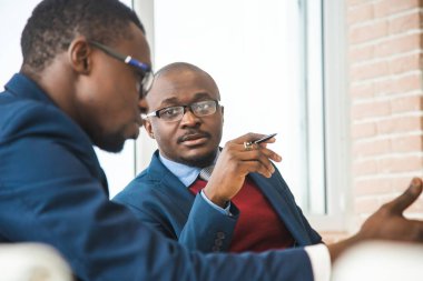 İki Afro-Amerikan iş ortağı ortak bir proje üzerinde birlikte çalışıyorlar. Karşılıklı yardım ve sosyal temasların kurulması