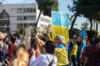 Alanya, Türkiye. 26 Şubat 2022, savaşı durdurun. Ukrayna halkının Rus birliklerinin, askerlerin Ukrayna 'ya, Putin' e karşı girişine karşı bir gösteri. Avrupa 'daki Savaş