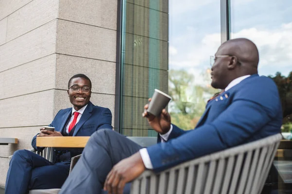 Rencontre de deux amis de longue date d'un homme d'affaires noir afro-américain en costume à l'extérieur — Photo