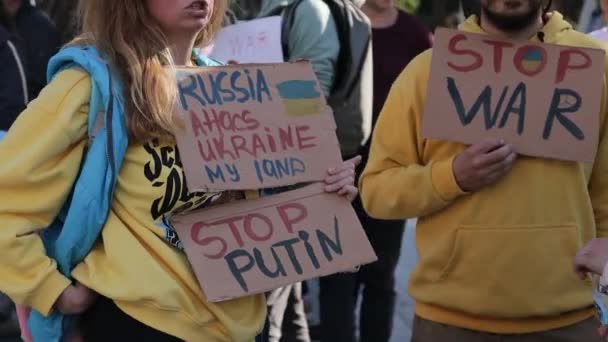 Αλάνια, Τουρκία. 26 Φεβρουαρίου 2022: Σταματήστε τον πόλεμο. διαδήλωση του ουκρανικού λαού κατά της εισόδου ρωσικών στρατευμάτων, συγκολλητών στην Ουκρανία, κατά του Πούτιν. Ο πόλεμος στην Ευρώπη — Αρχείο Βίντεο