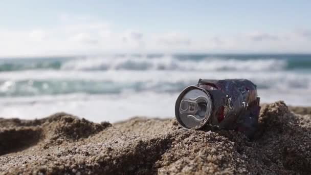 Poluição do planeta com resíduos humanos. Uma lata vazia jogada fora pelo mar na praia. Poluição do lixo problema da natureza — Vídeo de Stock
