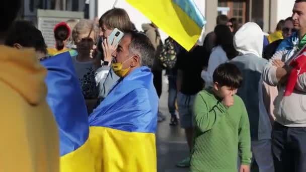 Alanya, Turquia. 26 de fevereiro de 2022: Parar a guerra. manifestação do povo ucraniano contra a entrada de tropas russas, soldados na Ucrânia, contra Putin. A guerra na Europa — Vídeo de Stock
