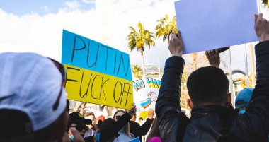 Savaşı durdurun. Ukrayna halkının Rus birliklerinin, askerlerin Ukrayna 'ya, Putin' e karşı girişine karşı bir gösteri. Avrupa 'daki Savaş