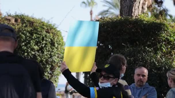 Alanya, Turkey. February 26, 2022: Stop war. demonstration of Ukrainian people against the entry of Russian troops, solders into Ukraine, against Putin. The War in Europe — Stock Video