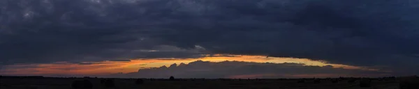 Panorama Paisagem Com Céu Escuro Pôr Sol — Fotografia de Stock