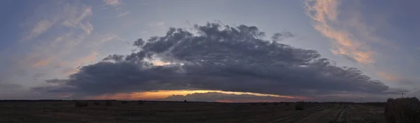 Panorama Posekaného Pole Pozadí Hrozivé Oblohy Při Západu Slunce — Stock fotografie