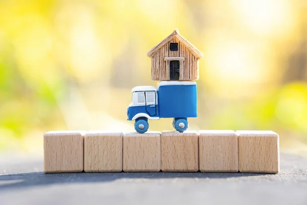 Pequeno Caminhão Brinquedo Com Uma Pequena Casa Topo Uma Fileira — Fotografia de Stock