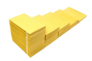 Beyaz arka planda izole edilmiş beş adet yastıklı zarftan oluşan merdivenler