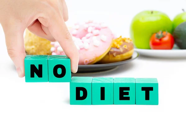 Text Diet Aus Buchstabenblöcken Vor Einem Schwarzen Teller Mit Süßigkeiten — Stockfoto