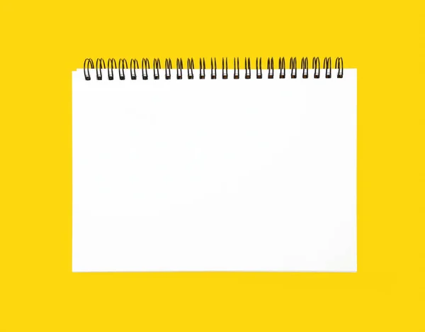 Caderno Espiral Branco Sobre Fundo Amarelo — Fotografia de Stock