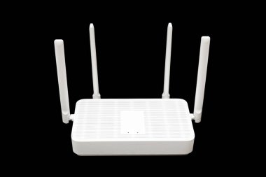 Siyah arkaplanda dört anten izole edilmiş modern Wi-Fi 6 yönlendirici.