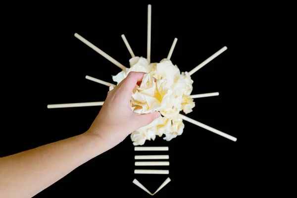 Glödlampa Form Gjord Skrynkliga Papper Bollar Svart Bakgrund Kreativ Process — Stockfoto