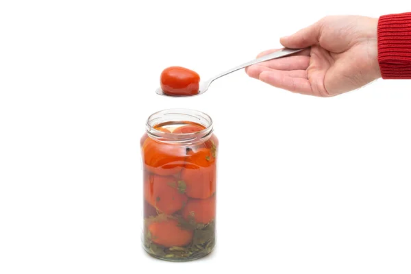 Mano Maschile Prendere Pomodoro Sottaceto Con Cucchiaio Dal Vaso Isolato — Foto Stock