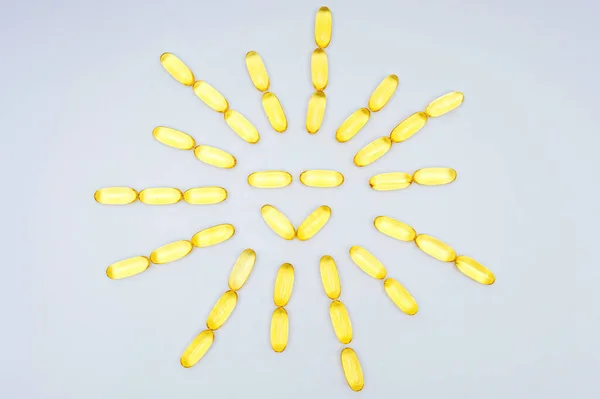 Fischöl Softgel Kapseln Sonnenform Isoliert Auf Neutralem Hintergrund Angeordnet Vitamin — Stockfoto