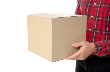 Kırmızı kareli gömlekli bir adam beyaz karton bir kutu tutuyor. Tatil sezonu teslimat konsepti.
