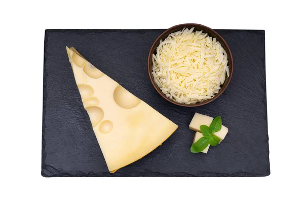 Bir Dilim Hollanda Peyniri Bir Kase Rendelenmiş Peynirli Fesleğen Yapraklı — Stok fotoğraf