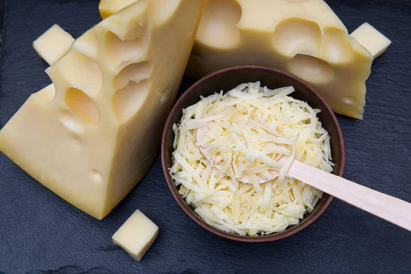 Hollanda Peyniri Dilimleri Bir Kase Rendelenmiş Peynir Siyah Bir Taş — Stok fotoğraf