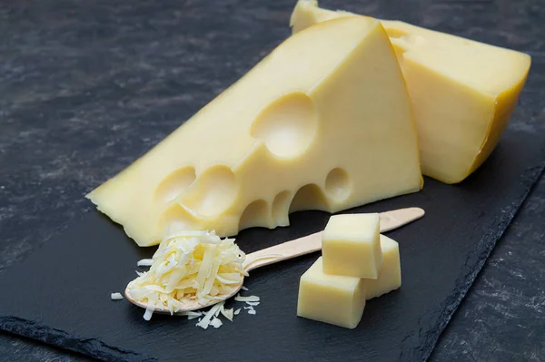 Hollanda Peyniri Dilimleri Bir Yığın Rendelenmiş Peynir Siyah Bir Kaşık — Stok fotoğraf