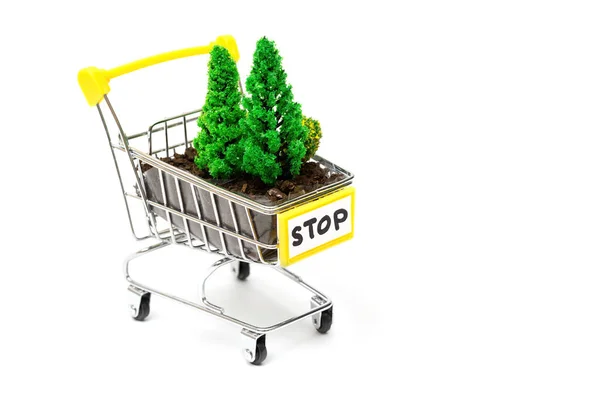 Talaj Játékfák Egy Miniatűr Bevásárlókocsiban Fehér Alapon Izolált Stoptáblával Fakitermelési — Stock Fotó