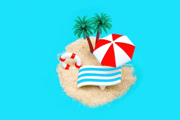 由沙子 玩具棕榈树 日光浴床 遮阳伞和蓝色背景仿制水的救生圈组成的遥远奇异岛屿 天堂假期的概念 — 图库照片