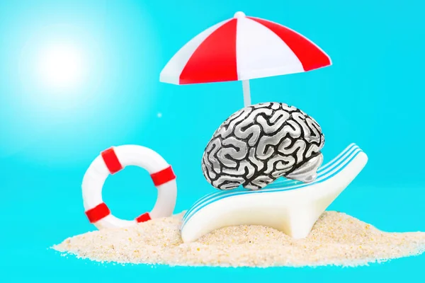 小小的人脑在沙滩上的太阳伞下的日光浴床上放松 在蓝天蓝水周围消磨时光 — 图库照片