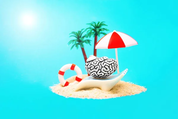 在一个遥远热带岛屿的沙滩上 一个小小的人脑在阳光下的日光浴床上烘烤着 请脑力劳动假 — 图库照片