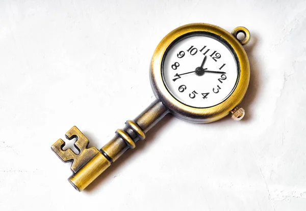 Nahaufnahme Eines Auf Einem Betongrund Liegenden Bronzefarbenen Schlüssellosen Uhranhängers Zeitmanagement — Stockfoto