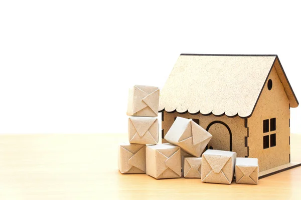Gruppe Winziger Päckchen Vor Einem Miniaturhaus Modell Das Auf Einem — Stockfoto