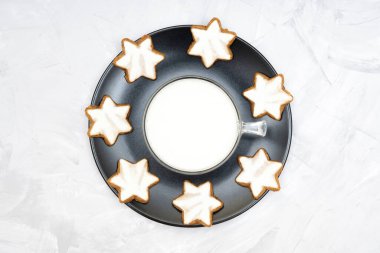 Bir tabak otantik Alman tarçınlı kurabiye ve Noel arifesinde Noel Baba 'ya bırakılmış bir bardak süt..