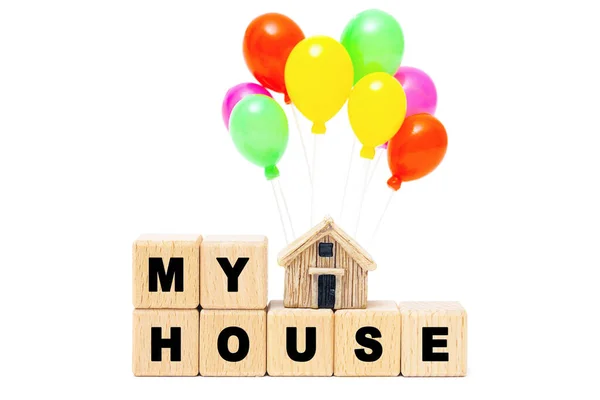 Evimi Ahşap Harf Bloklarından Beyaz Arka Planda Oyuncak Balonları Olan — Stok fotoğraf